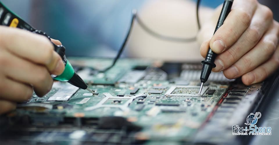 Técnico de Fix and Store reparando una tarjeta madre